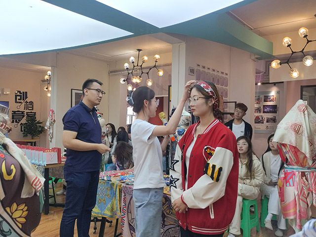 【1+1>2】一方繁花“丝巾” 绽放熠熠华彩——艺术传媒学院丝巾设计作品展