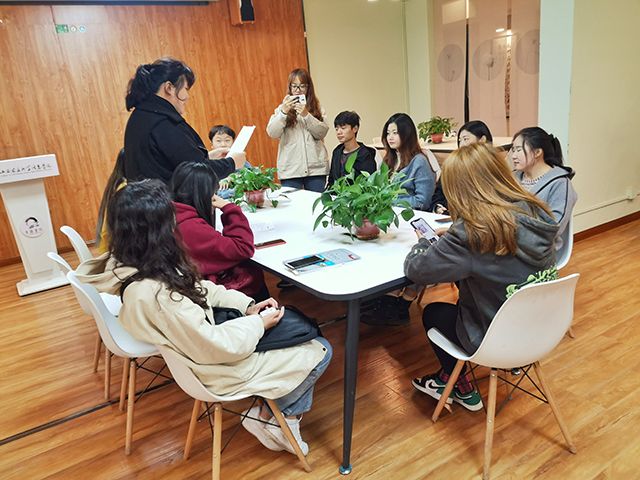 【完满班级】我以我心爱祖国 我以我行报祖国——艺术传媒学院产品设计1801班举办“提高人文素养，创建书香校园”爱国主义知识竞赛完满班级活动