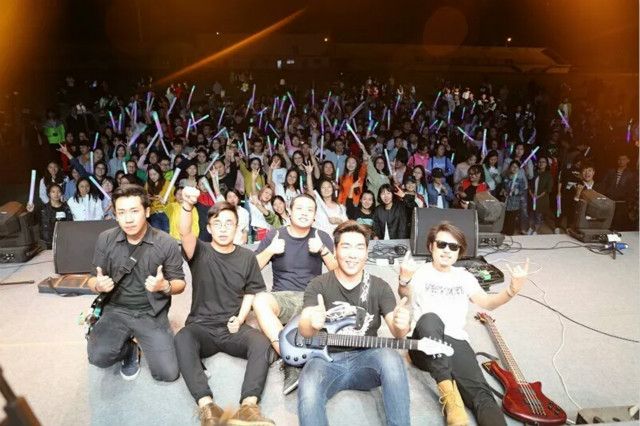 【音乐节】摇滚来袭 嘶吼年轻肆意与不羁——“2017 无边”第五届校园摇滚音乐节感想