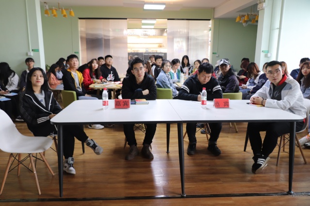 不负韶华 书香同行——经济与管理学院开展首届“以文会友 勤耕雨读”圆桌赏析会