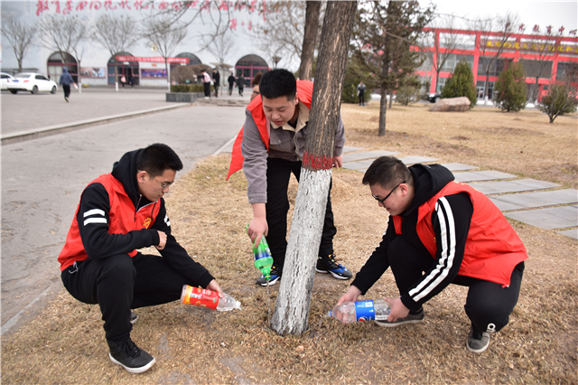 【完满班级】植树浇水 为爱益行——网工1802班“爱心公益”雷锋植树节之行