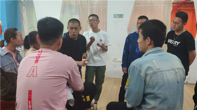 【戏剧节】戏剧节幕后苦炼功 台前有新意——走进话剧《贷款》幕后的故事