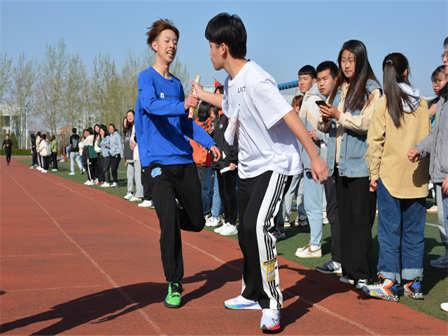 奋力拼搏 淬炼学子运动场上争高下