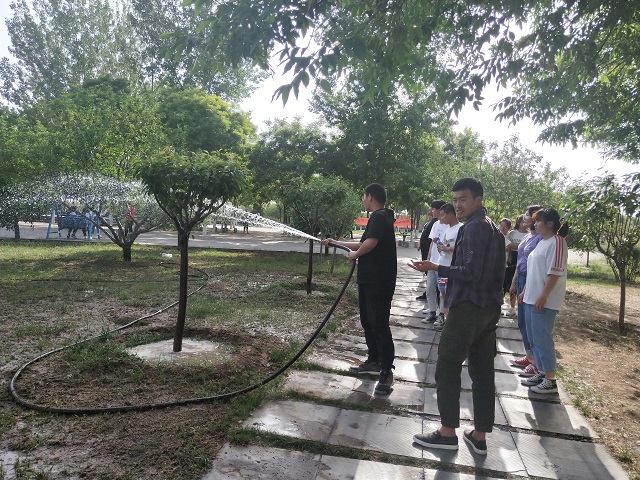 【完满班级】广施善行 浇树灌根——环设1804班帮树浇水公益活动