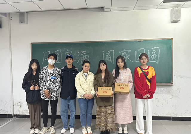 当中秋节遇上国庆 当小艺遇到可爱的“你们”