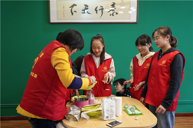 环卫工人日 我校志愿者感恩城市“美容师”