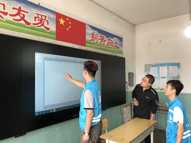 关注乡村发展与党建之路 前行中追寻榜样力量