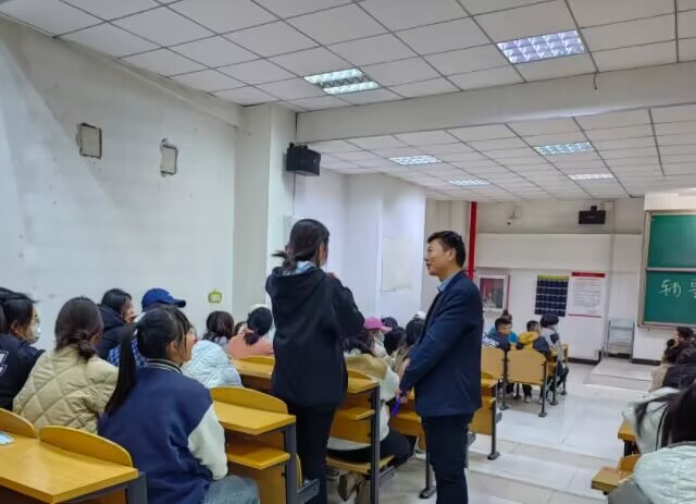 【辅导员说完满】新消费 我做主——淬炼·国际商学院2022级辅导员说完满活动