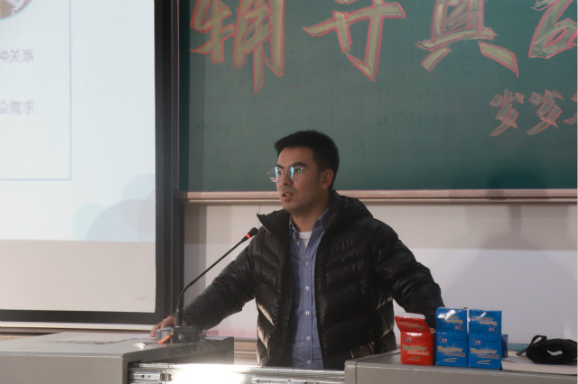 【辅导员说完满】举止有礼 行为有度——经济与管理学院开展“岁岁年年 又至期末”主题年级会