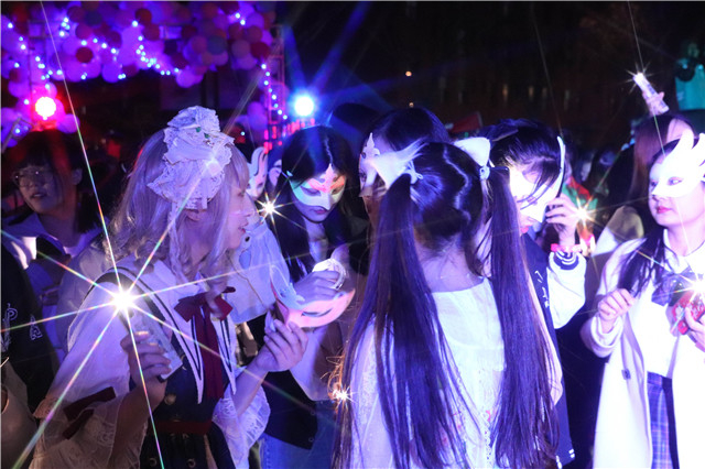 月华初上夜未央 青春似火 等你徜徉——第116期“FREE SUNSHINE”乌马河周末文化广场