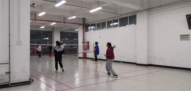 【完满班级】羽动你我 挥洒青春汗水——艺术传媒学院视觉1804班“青春洋溢，羽你想伴”羽毛球大赛完满活动