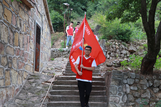 壮志初征 缅怀先烈展望未来——经济与管理学院“流转经年”美丽中国实践团“三下乡”社会实践纪实