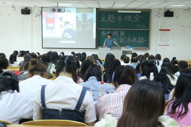 坚定学生成长步伐 构建师生发展——商务英语学院五月辅导员说完满合集