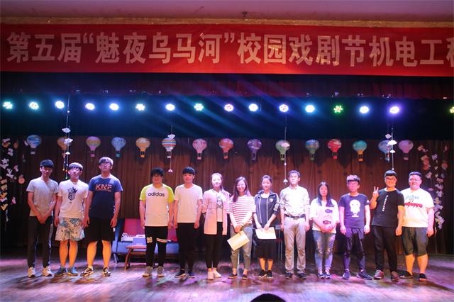 【戏剧节】压抑不了的念头是纯粹的爱——舞台剧《太想爱你》