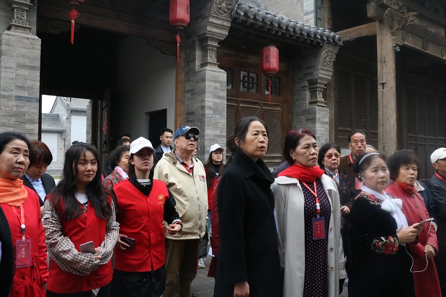 凝聚“五四”精神 奉献志愿青春——外国语言文学系开展敬老系列志愿活动