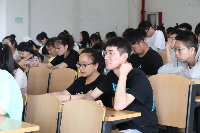 【辅导员说完满】点点火星不小觑 消防意识需牢记——经济与管理学院开展“提高警惕不放松 防火知识记心中”主题年级会