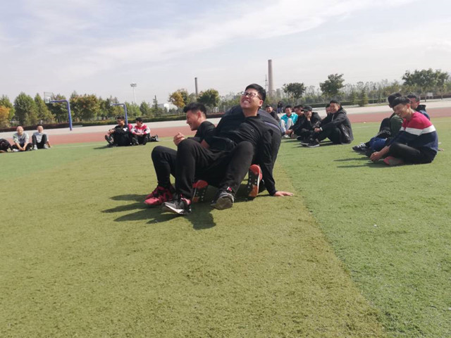 【完满班级】同学 你坐下能站起来吗——数据1801班开展“坐地起身”班级活动