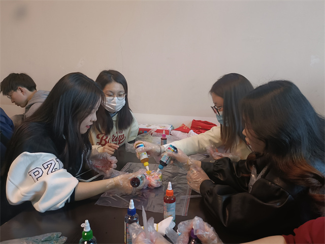 【完满团支部】巧手添色 邂逅扎染魅力——淬炼·国际商学院会计2105班完满团支部活动