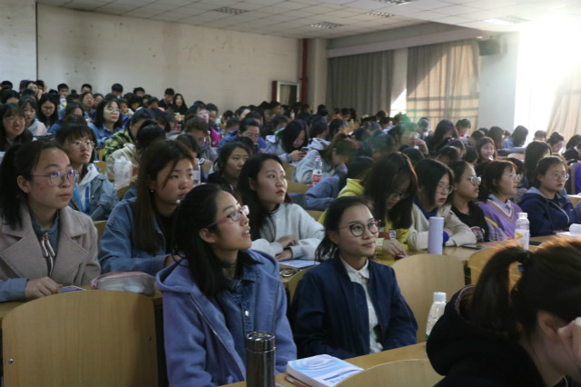 【辅导员说完满】化茧成蝶 众丝成线——外国语言文学系2018级辅导员说完满之“经营自己 融入集体”