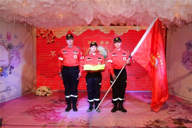 晋中红十字博爱应急救援队为信息学院智能工程学院分队授旗