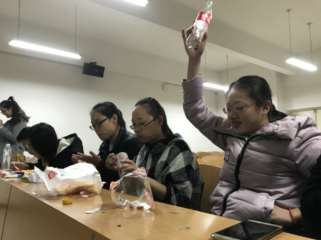 南滋北味社举办“吃”心不改特色社团活动