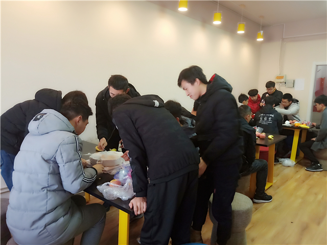 【完满班级】创出不同 甜在心中 ——网工1802“手工蛋糕DIY制作”活动