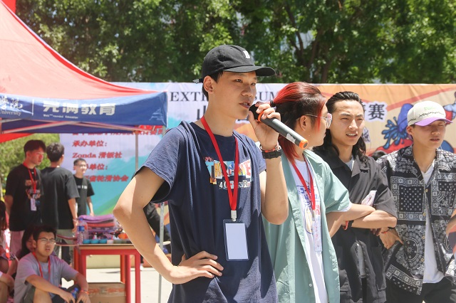 滑板上的“战争”——28所高校160名“板仔”齐聚信院，极限开滑！