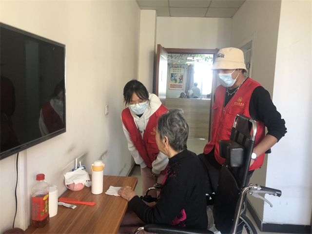 巧手捏泥人 指尖传非遗——淬炼·国际商学院传承专项志愿服务队10月活动