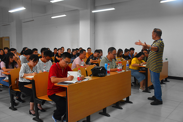 大学青春第一课 打造完满新力量——大数据学院、信息工程学院召开2018-2019学年完满教育工作部署大会