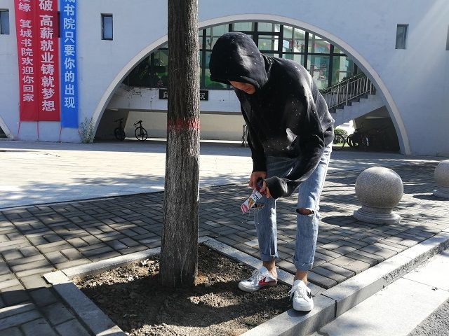 【完满班级】“保护环境 捡拾垃圾”校园清理垃圾活动——艺术传媒学院产品1601完满班级活动