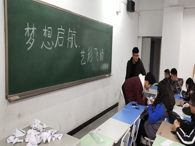 【完满班级】“梦想启航 艺彩飞扬”趣味折纸比赛——艺术传媒学院视觉1701完满班级活动