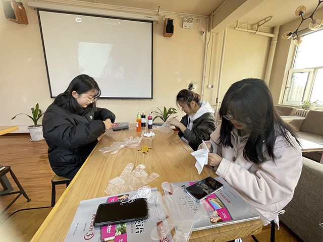 【完满班级】创意扎染 让爱定格——艺术传媒学院环境设计2002班完满班级活动