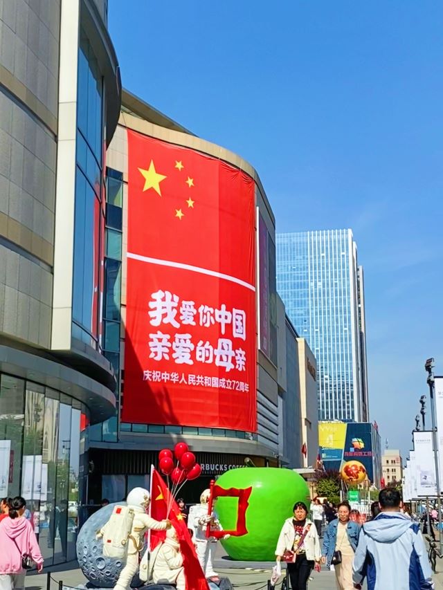 我与国旗齐同框 国泰民安共辉煌——商务英语学院“微光视觉”互助活动