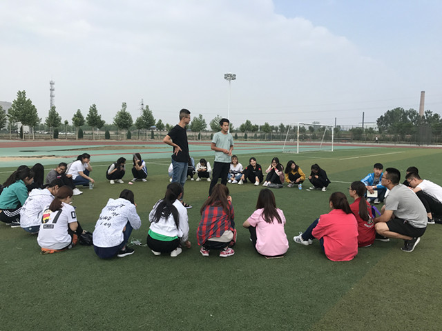 【完满班级】编五色彩绳 忆童年情怀——工管系“话远方·致青春”主题活动(九)