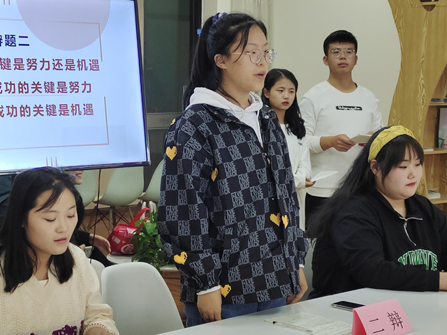 群雄舌战展雄风 争锋相对辩天下——商务英语学院“舌战群儒，辩驳古今”之第九届中英文辩论赛