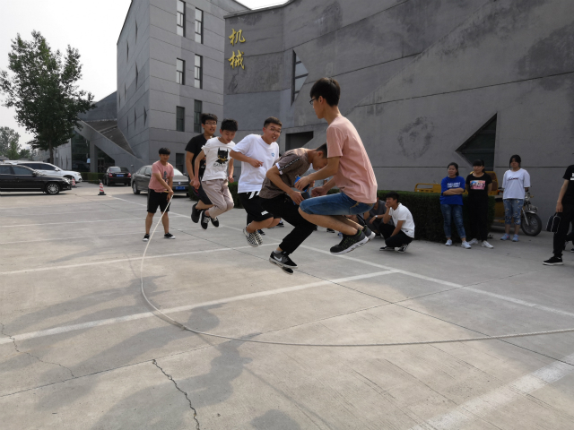 【完满班级】摇青春的绳 唱欢快的歌——网工1702班举办“青春跳大绳”趣味体育活动
