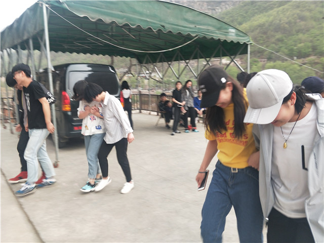 【完满班级】凝聚班级力量 团结一致共进——动画1701班举办“两人三足”完满班级活动