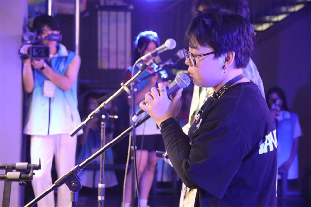 把理想和热爱放在歌里 用摇滚拥抱夏日——“玫瑰海派对”摇滚乐团专场演出