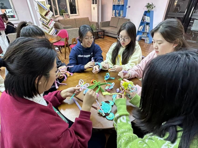 【完满团支部】巧手做 妙手生花塑万物 ——艺术传媒学院环设2301班完满团支部活