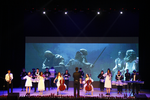 大学生艺术团在“新星之城”期待夜空中最亮的你