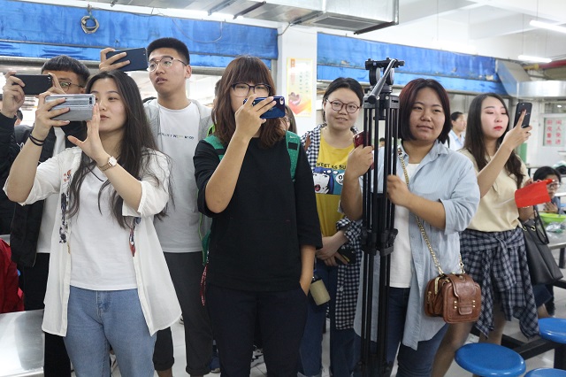 “红歌”与“艺术”碰撞 快闪唱响“红色”经典——食品与环境学院联合五四运动“快闪歌唱五四”活动