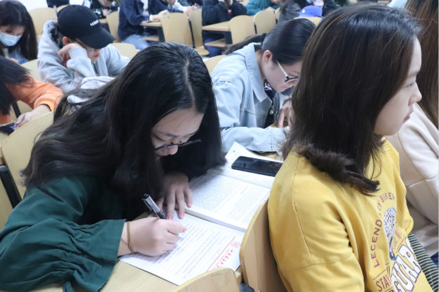 骗防骗 筑牢安全防线——经济与管理学院开展“提高防骗意识 远离电信诈骗”主题年级会