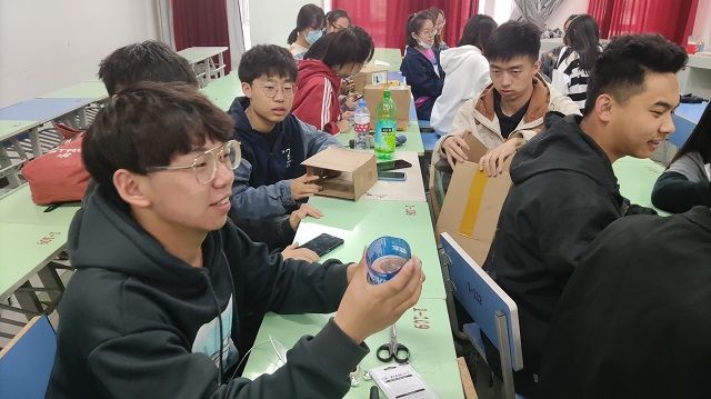 【完满班级】巧手新裁 废物利用——艺术传媒学院动画2001班主题公益活动