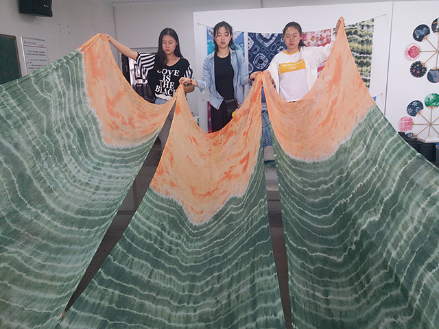 【完满班级】五彩缤纷 染出世界——服装1601班举办“趣味扎染”完满班级活动