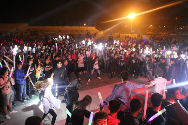 【音乐节·无边】秋夜下的摇滚 放飞青春不羁的心——“2017 无边”第五届校园摇滚音乐节感想