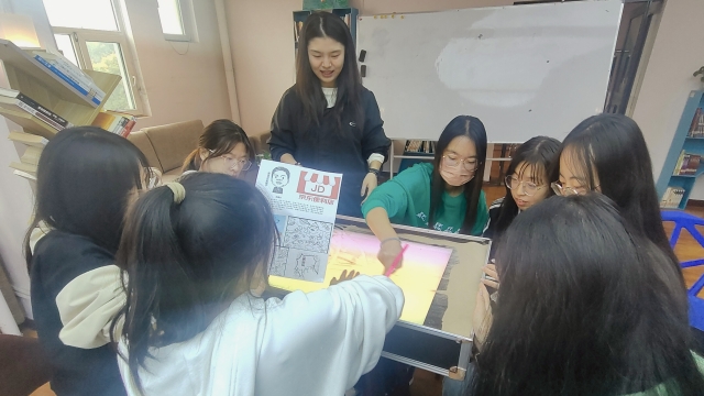 大咖云集 沙画起舞——经济与管理学院数管2203班书香校园活动