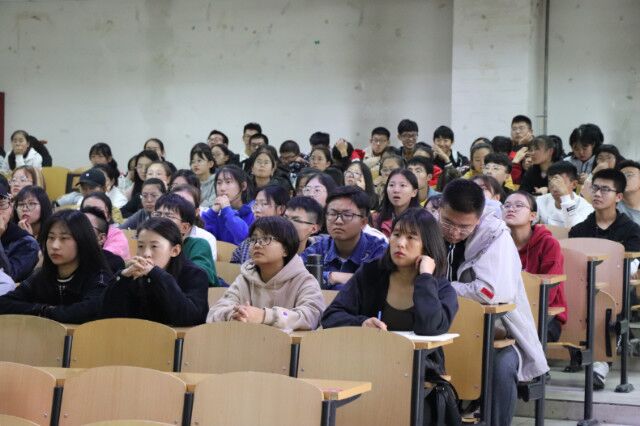 【辅导员说完满】初心使命印心上 韶华不负好时光——经济与管理学院召开“不忘初心 牢记使命 做新时代好青年”主题年级会