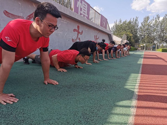 校级各类运动队用专属方式送别毕业队员