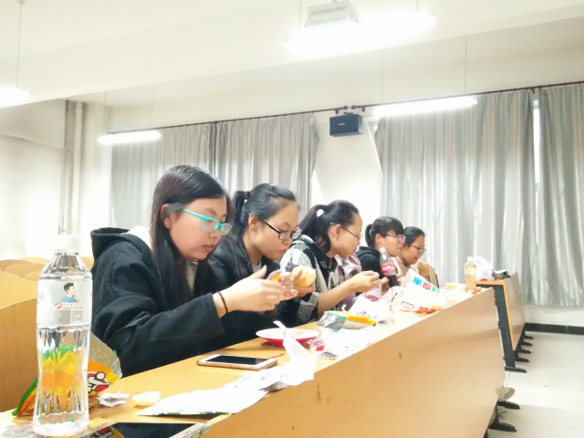 南滋北味社举办“吃”心不改特色社团活动