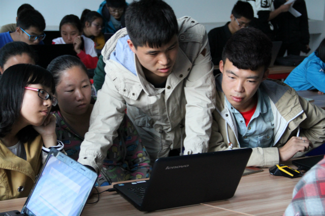 学生科技沙龙第6期：鼠标点击科技  绘出色彩新纪元